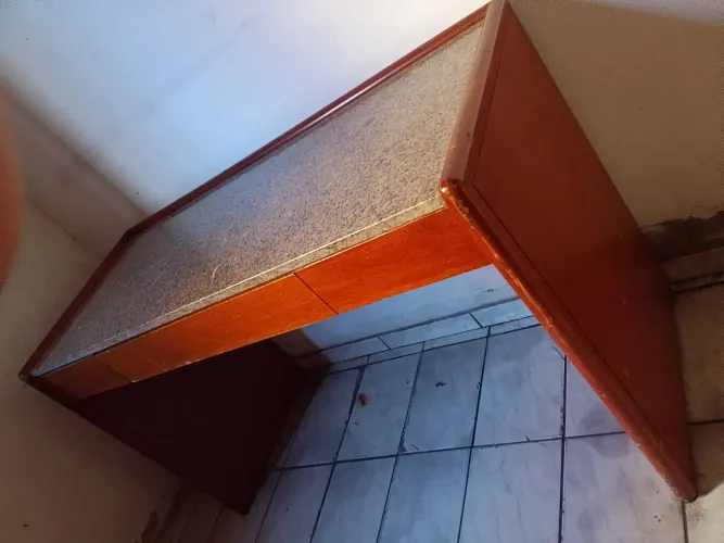 ESCRIVANINHA COM TAMPO EM GRANITO E GAVETA