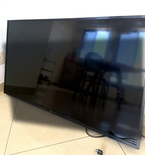 TV LG 50" 4K Smart com defeito no painel