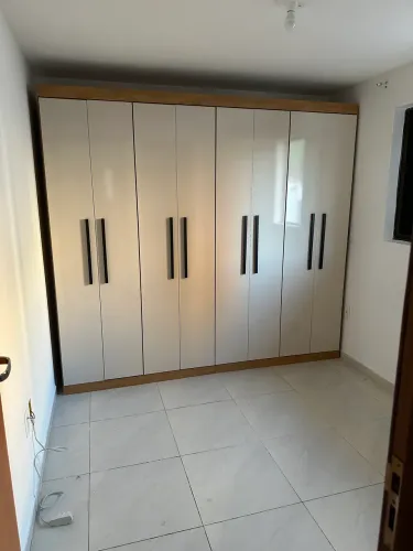 Guarda roupa grande e conservado