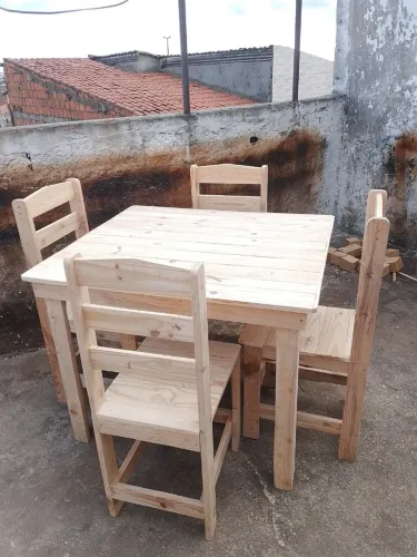Mesa e cadeiras de paletes