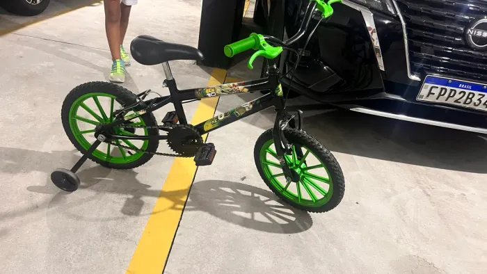 bicicleta infantil aro 16 nas cores preto e verde