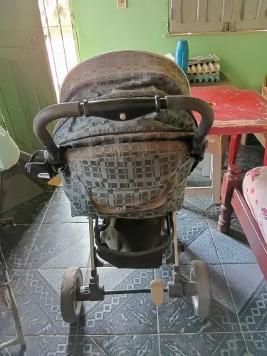 Vendo um carrinho de bebê semi usado