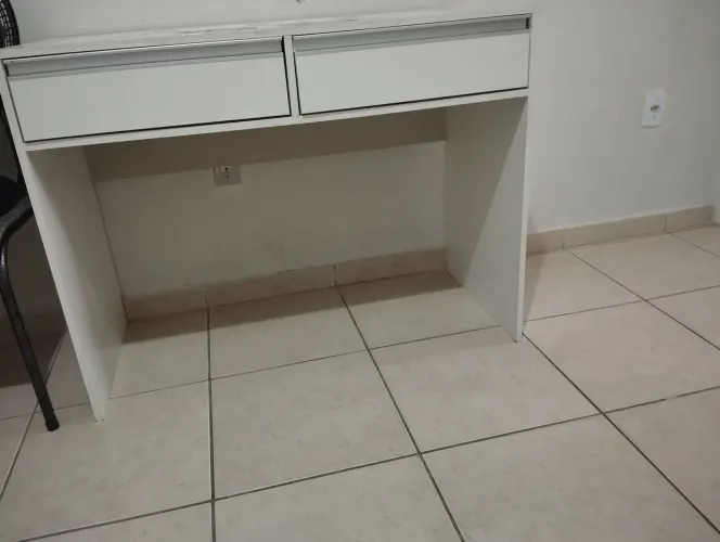 Vendo mesa com Duas gavetas no jeito!!