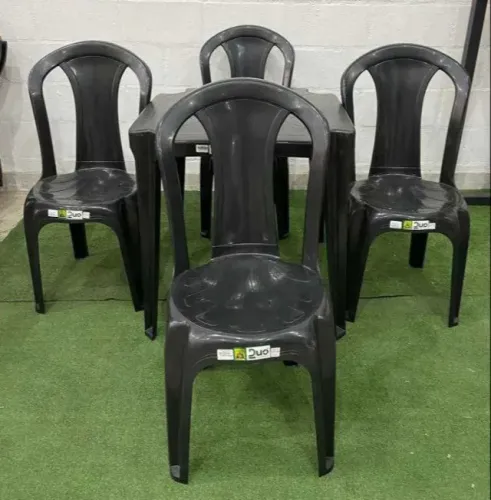 Jogo de Mesa de Plasticos Juliana com 4 Cadeiras Giovana sem Braço 