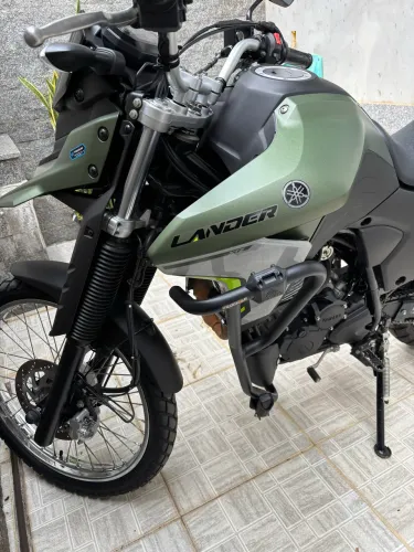 Lander muito nova.