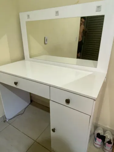 Vendo penteadeira com espelho 3 gavetas uma com divisória, contém led funcionando