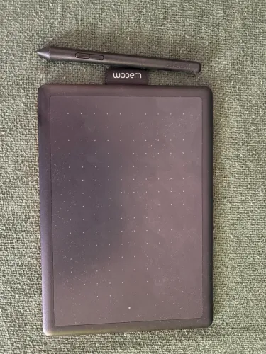 Mesa Digitalizadora One By Wacom CTL472, Pequena, Pen LP-190K, Preto e Vermelho