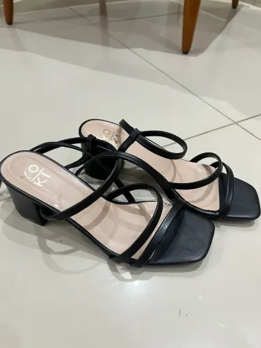 Salto bloco baixo no estilo sandália na cor preta 