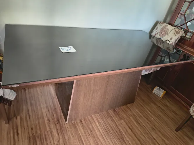 Vende-se mesa para 6 lugares lindas 90x1,80 tampo vidro laminado