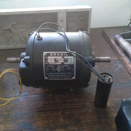 Motor elétrico monofásico da marca Brasil, modelo 56-RC-6174