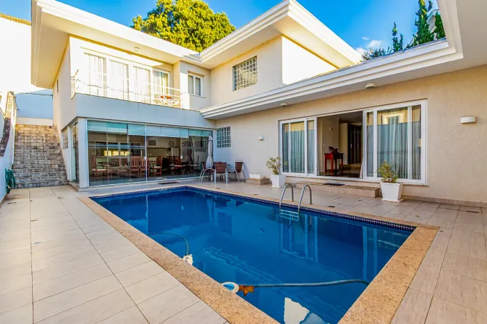 Casa em Condomínio com Piscina Aquecida e 4 Suítes para alugar.