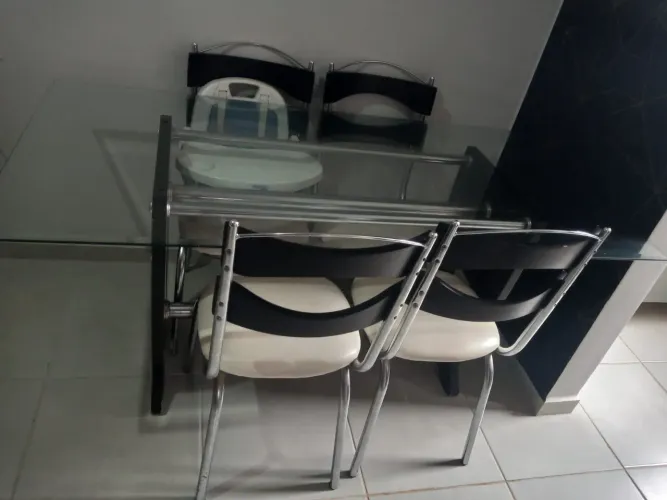 Mesa de Vidro com 6 cadeiras 