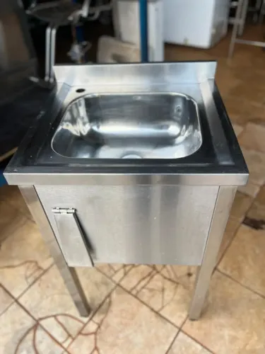 Pia com bancada e acionador lateral toda em inox 0,91x0,56x0,51 bem conservada