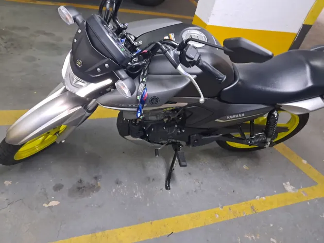 Vendo moto seminova com baixo KM