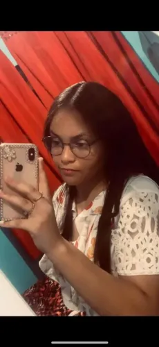 Ela trabalha de babá 