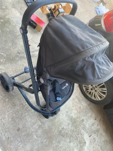 Carinho de bebê safery usado