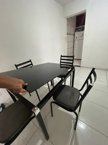Mesa de vidro com 4 cadeiras