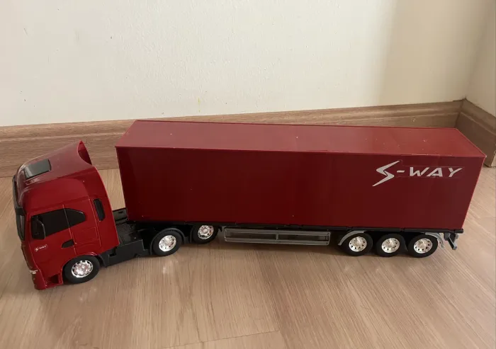 Brinquedo Caminhão Com Baú  Iveco S-Way