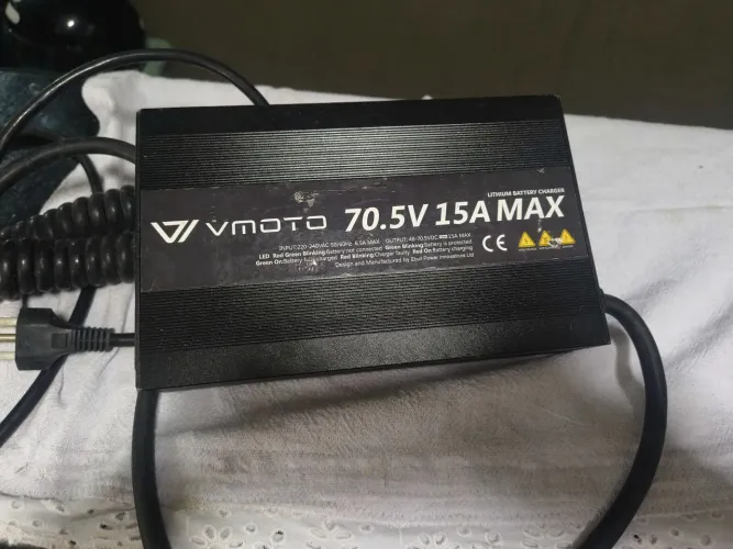 Carregador de Bateria de Lítio MOTO 70,5V 15A Max