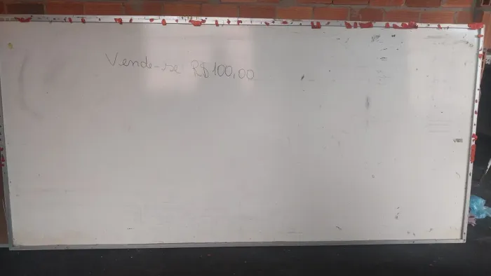 Quadro branco com marcas de uso
