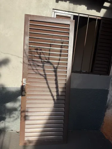 Porta de metal com fechadura e chave