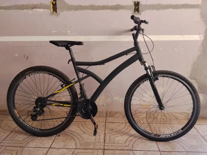 Bicicleta MTB Preta com Suspensão - Andando Perfeitamente