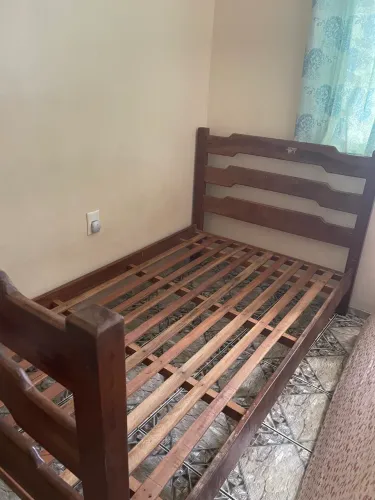 Cama de madeira solteirão