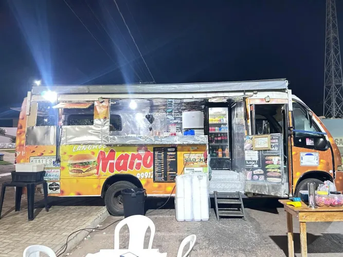 Micro ônibus equipado para fazer lanches e porções.