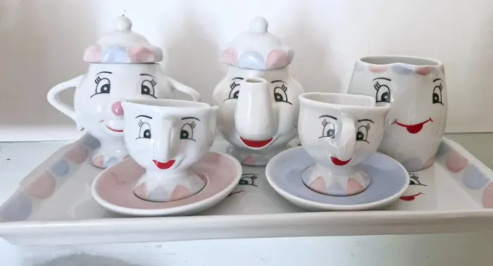 Lindíssimo jogo de chá A Bela e a Fera em porcelana