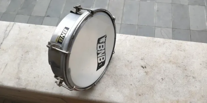 Vendo 2 tamborins com 4 baquetas, em bom estado.