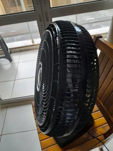 Ventilador Mondial preto em excelente estado de conservação