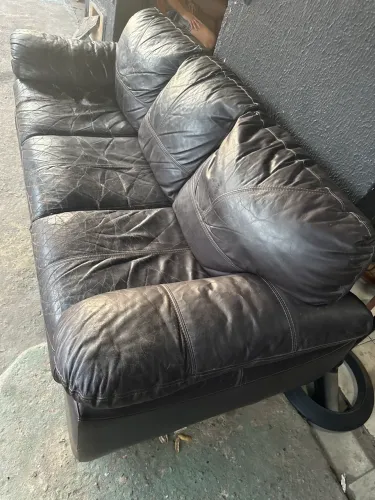 Sofá couro legítimo 
