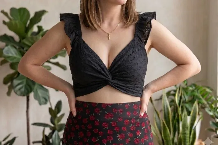 Top preto cropped plus size de leise com amarração no busto e manga de babados veste 50