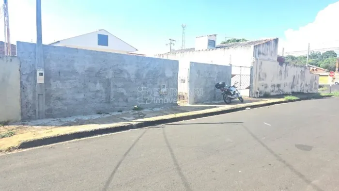 Locação de Casas / Padrão na cidade de Araraquara