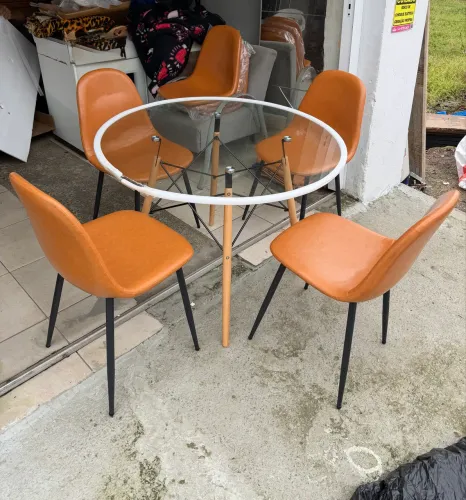 Mesa de jantar 4 cadeiras nova