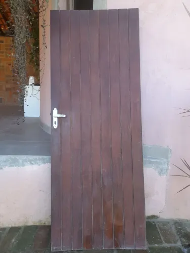 Porta mexicana de madeira maciça, tamanho 2,10 x 0,80 m.