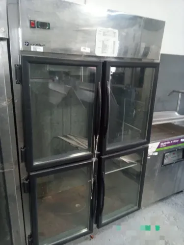 Geladeira comercial Friger quatro portas de vidro