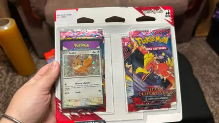 Blister Quádruplo Escarlate e Violeta 10 - Rivais Predestinados - Eevee - Pokémon TCG