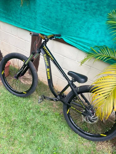 Hupi naja 2024 dourada