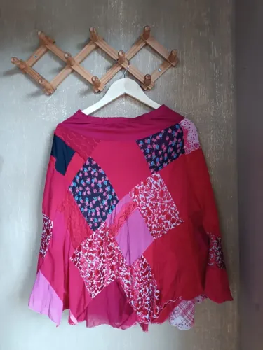 Saia midi patchwork vermelha estampada