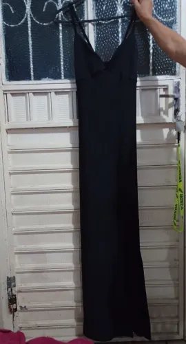 Vestido longo alcinha decote V com fenda lateral
