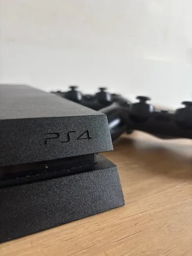 PlayStation 4 (PS4) Fat 500GB + Suporte de Controle + 7 Jogos