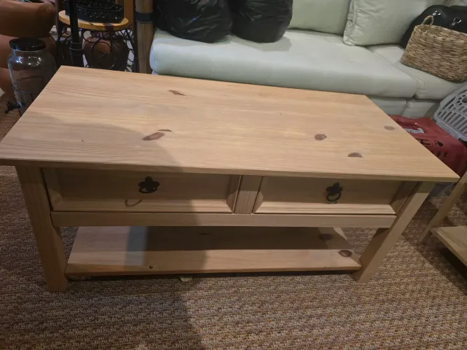 Mesa de centro de madeira com gavetas