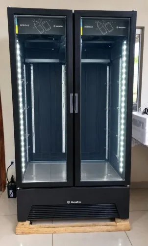 Expositor Metalfrio VB70AH 752L, Porta de Vidro, Frost Free, Preto, 110V