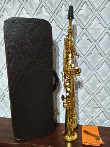 Saxofone Sib Suzuki Reto Soprano Dourado Com Case
