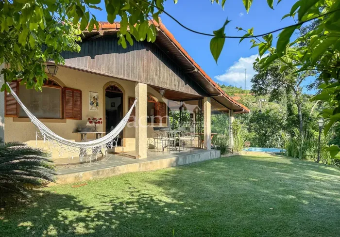 Charmosa casa de campo em condomínio, 3 quartos, fácil acesso