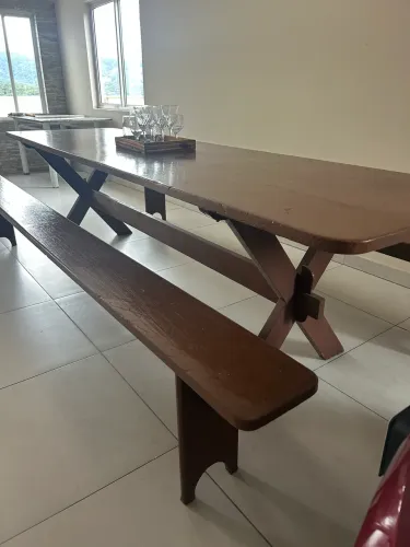 Mesa com bancos de madeira maciça