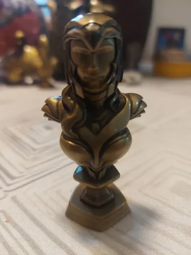 busto colecionável da Mulher-Maravilha feito de metal. OMELETE BOX