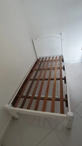 Cama USADA para solteiro em madeira