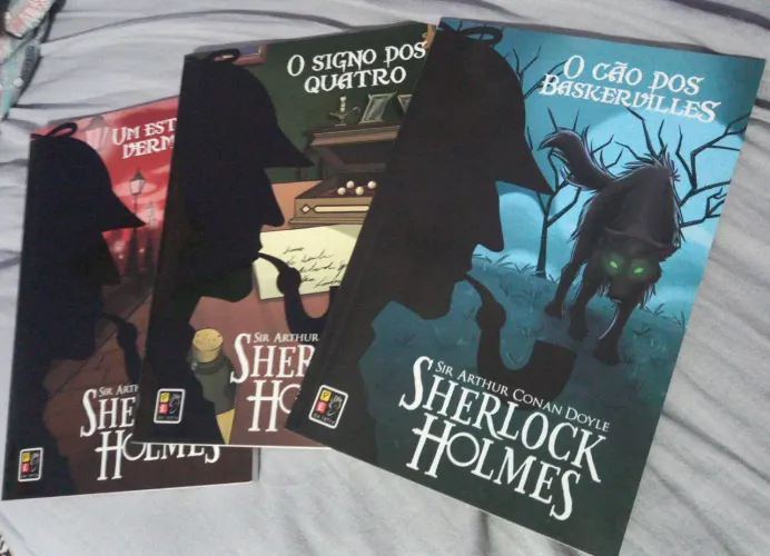 Kit Sherlock Holmes - Um estudo em vermelho, Signo dos Quatro, Cão dos Baskerville